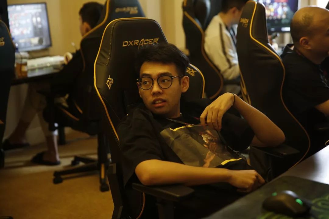 太血腥了！ Rest 向 TheShy 祈祷；但被 Zeus 的Rambo融化， Hanwha Life Esports 领先