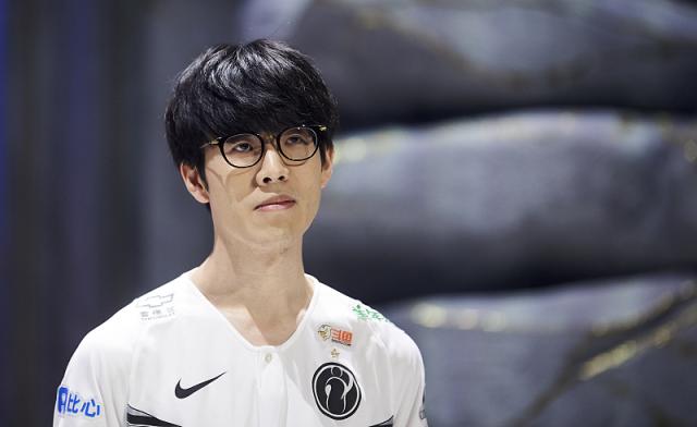 真的负责任！ Chovy 的Tsar闪现推倒了三个Rulers，而Zeli的电击击杀了GEN3-2NS